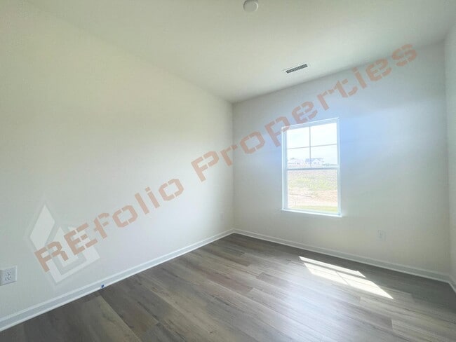 Building Photo - Gorgeous 5 Bedroom, 2.5 Bath Home with Fir...