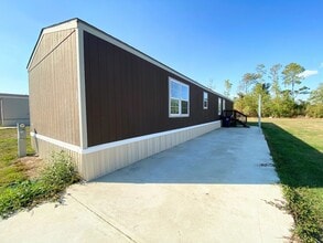 Building Photo - Spacious 3 Bedroom Mobile Home for Rent in...