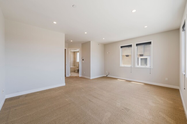 Building Photo - LUXURIOUS-CONTEMPORARY TOWNHOUSE W/ AMAZIN...