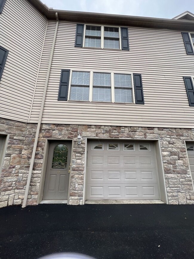Building Photo - 2 Bedroom townhouse with garage near Med C...