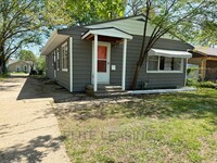 Building Photo - 3 Bedroom, 1 Bathroom Available Now