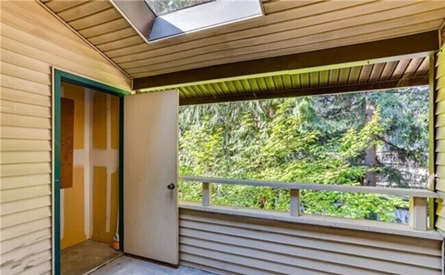 Building Photo - Awesome Juanita Condo for Lease