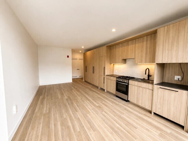 Building Photo - 1357 W Fulton St