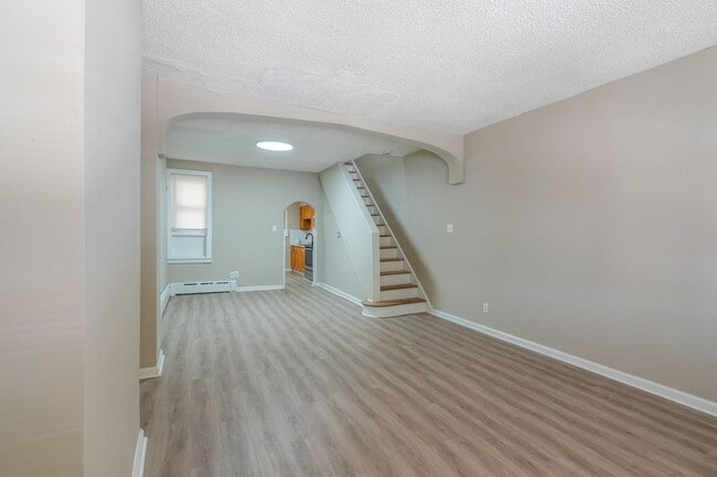 Building Photo - Move-In Ready 3BR/1BA in Elmwood — Housing Choice Vouchers Welcome