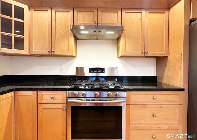 Building Photo - 8 Woodside Ave