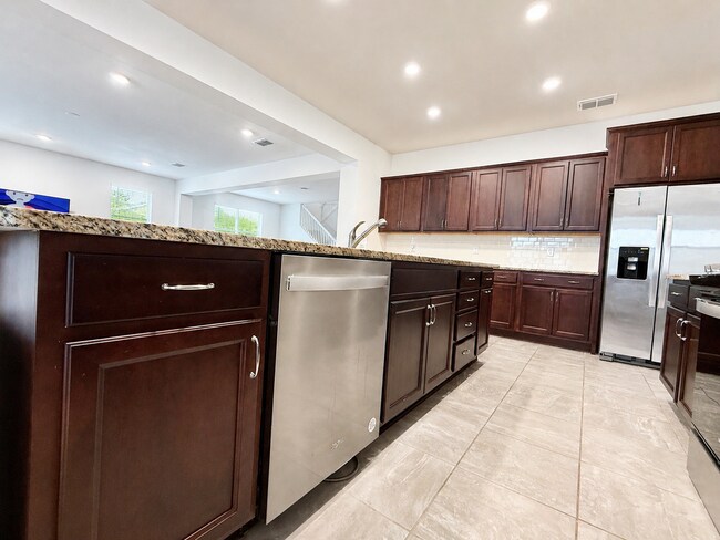 Building Photo - Experience modern & expansive living in this corner-lot 5Bedrooms/3.5Bath home at Ocala!