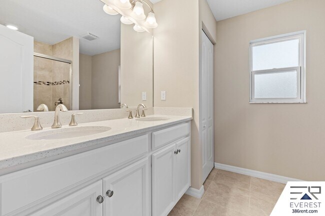 Building Photo - FULLY FENCED, LIKE NEW 4/3/2 ON A QUIET CUL-DE-SAC