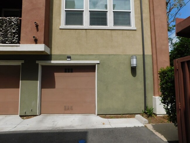 Building Photo - Beautiful Tri Level 2 Bed 2.5 Bath Single ...
