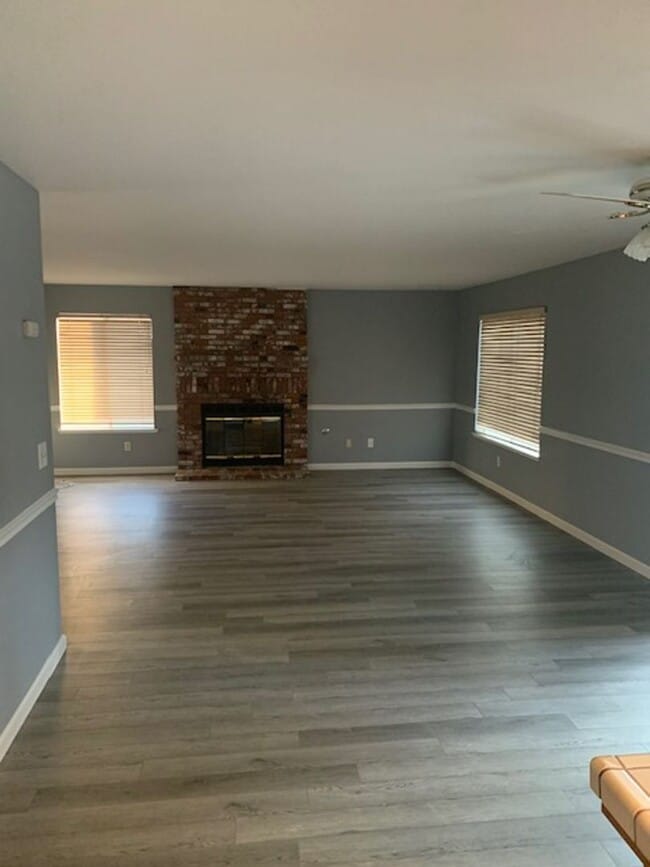 Building Photo - Beautiful 4 Bedroom 2 Bath Located in Nort...