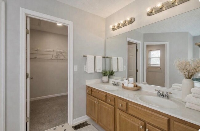 Building Photo - 8872 Richmond Rd