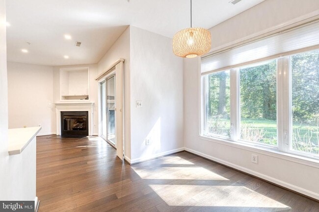 Building Photo - Beautifully updated 2 bed 2 bath patio-lev...