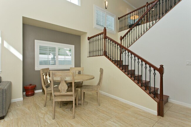 Building Photo - Diamond Head - Pet friendly - furnished 3 bedroom home with garage! Available now!