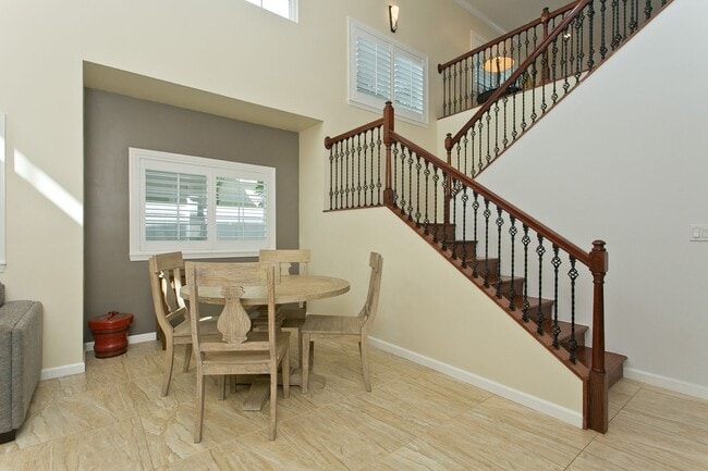 Building Photo - Wonderfully furnished rental - available now!