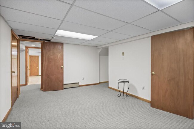 Building Photo - 405 Holly Glen Dr
