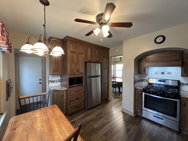 Building Photo - 1131 Colonial Dr E