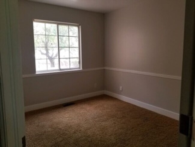 Building Photo - Beautiful Bloomington Hills Home