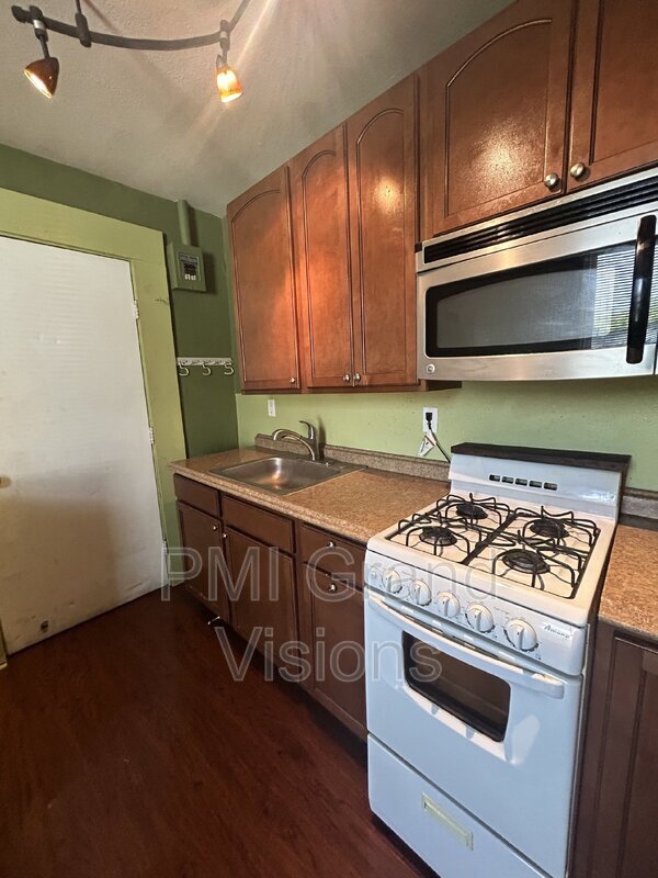 Building Photo - 321 A St
