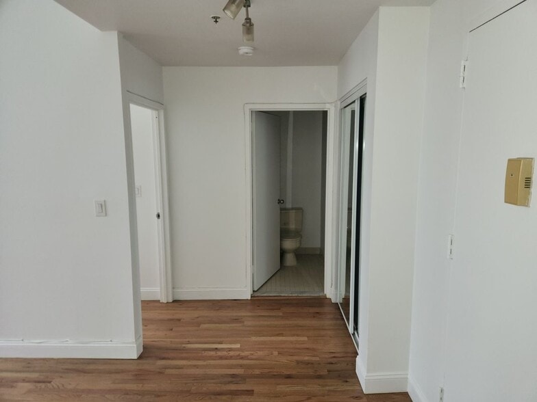 Building Photo - 3208 Villa Dr