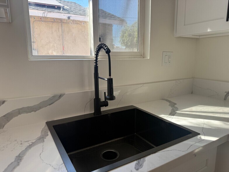 Building Photo - 359 W Amar St