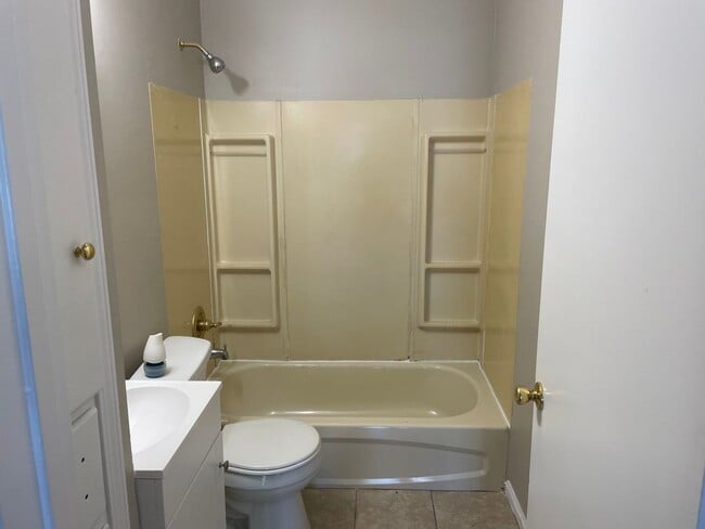 Building Photo - 3 bed, 1.5 bath with large family room and...