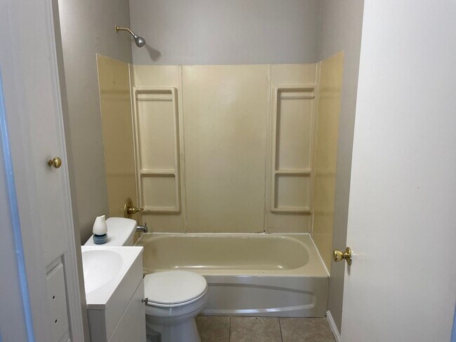 Building Photo - Rend reduced PLUS 1/2 off first month's rent!