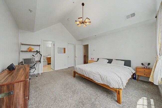 Building Photo - 180 Blue Heron Dr