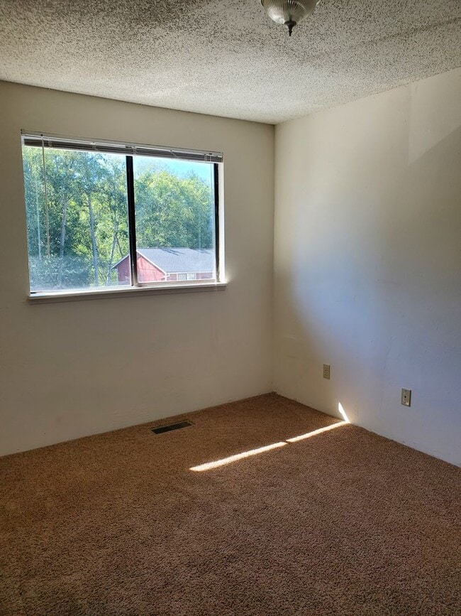 Building Photo - 3 Bedroom Home In East Bremerton