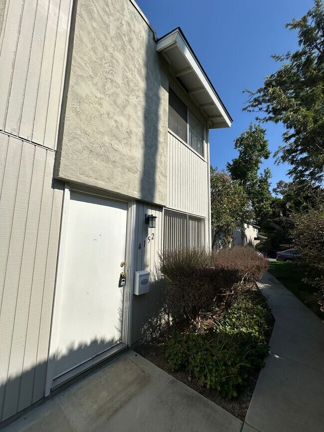 Building Photo - BRIGHT 2BR TOWNHOME IN GENESEE HIGHLANDS W...