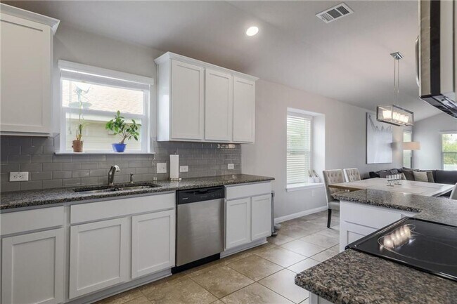 Building Photo - Spacious & Beautiful 3/BR 2/BA Home with E...