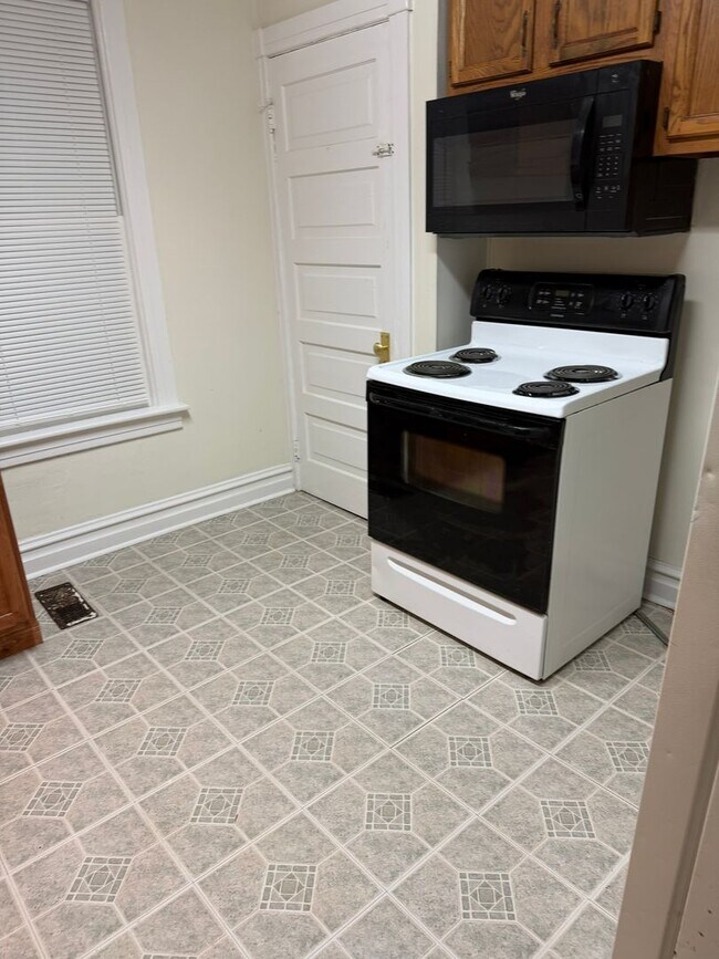 Building Photo - 3 bedroom (space bedrooms), 1 bath, 2 story single family