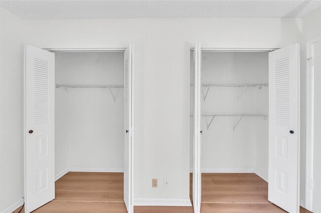 Building Photo - 1901 Bermuda Cir