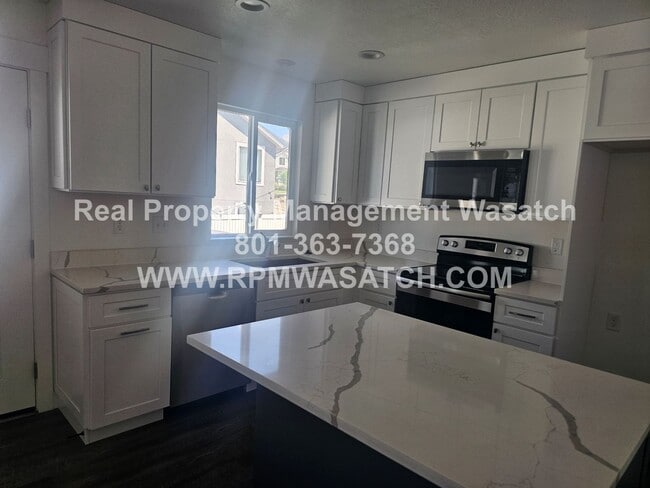 Building Photo - Beautiful Tooele Town House Available Now