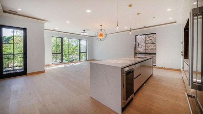 Building Photo - 2024 W Irving Park Rd