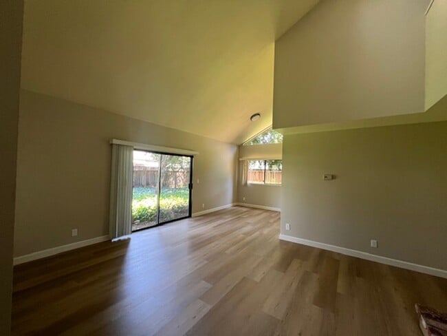 Building Photo - 3 Bed End Unit in Mt. View