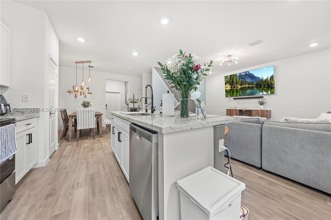 Building Photo - 818 SE 17th St