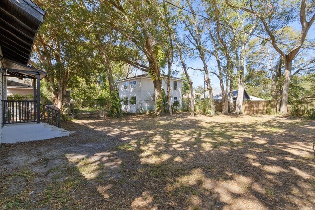 Building Photo - Cute 2bdrm/1bath Bungalo ** Section 8 OK ** Ready March 15