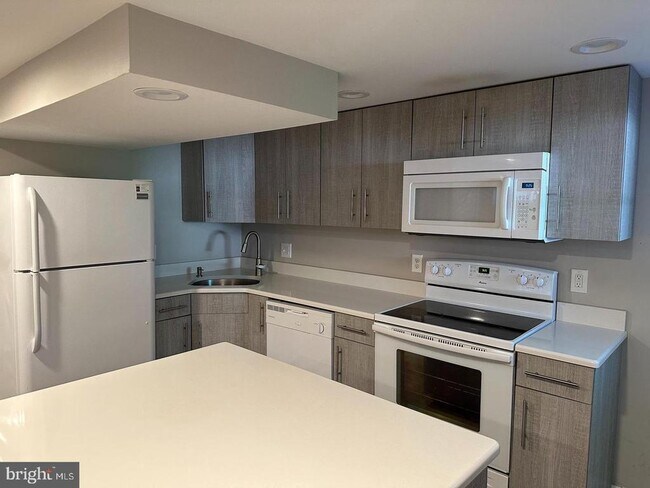 Building Photo - 433 W Jefferson St