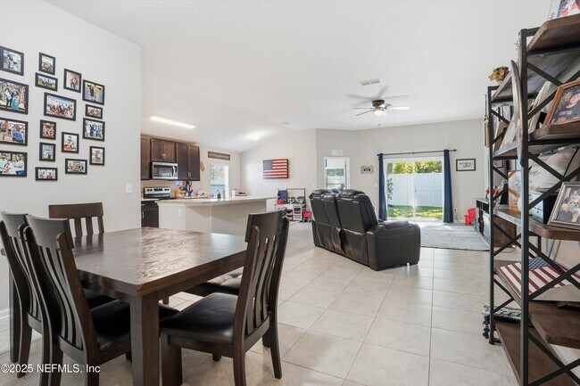 Building Photo - 12581 Creekside Mnr Dr