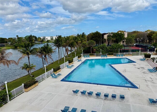 Building Photo - 14415 N Kendall Dr