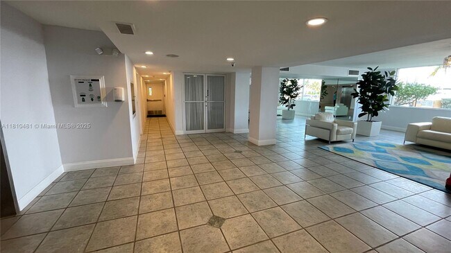 Building Photo - 2821 N Miami Beach Blvd