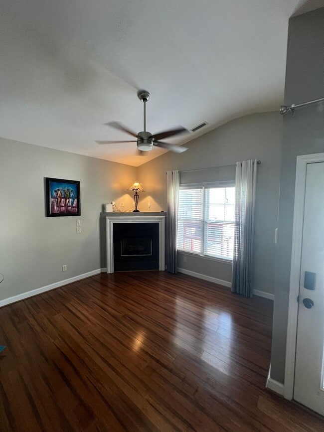 Building Photo - 3 Bed 2.5 Bath Townhome In Governors' Village