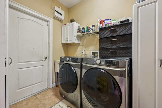 Building Photo - 3044 SW Savona Blvd