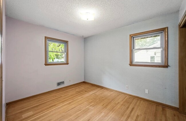Building Photo - 6121 Trinity Dr NE