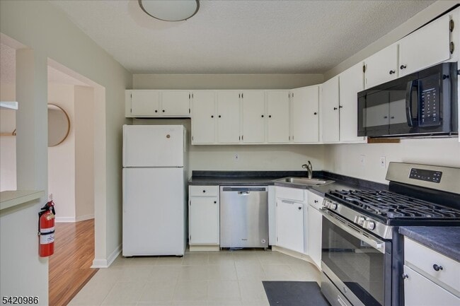 Building Photo - 69 Amberly Ct