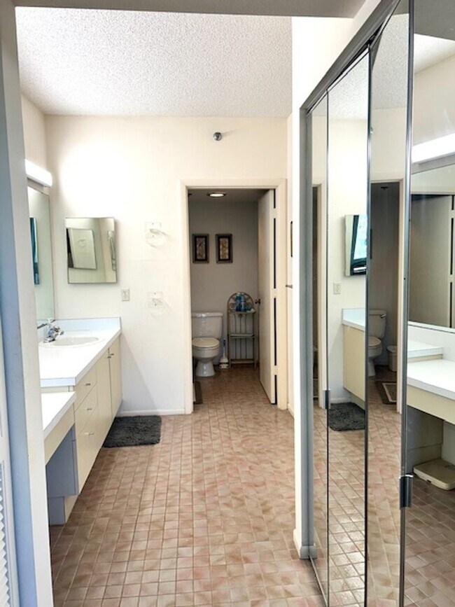 Building Photo - 2026 BEACH RENTAL- 2/2 Condo WITH PRIVATE ENTRY - BEACH PLACE - STEPS THE BEACH!!