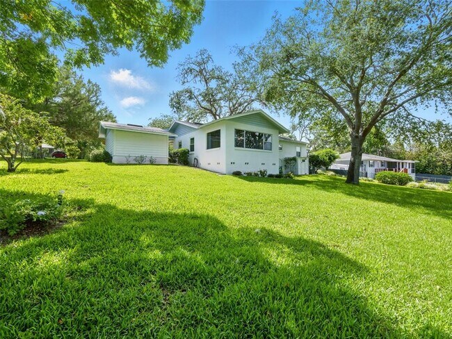 Building Photo - 1426 Crestview Dr