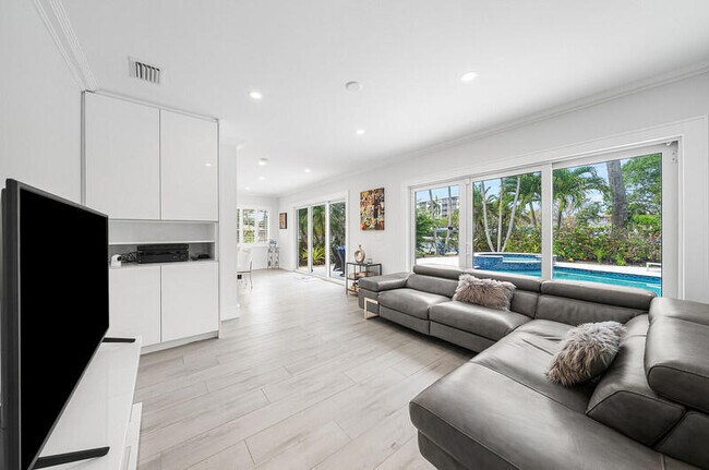 Building Photo - 1733 Coral Gardens Dr