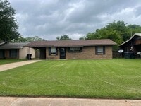 Building Photo - Don't Miss Out On This Swan Lake Beauty!