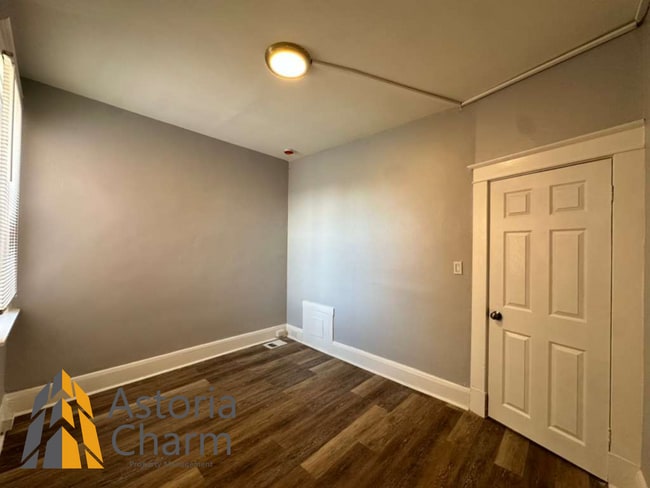 Building Photo - 4 Bedroom or 3 Bedroom with Den Home with First Floor Bedroom on Homestead Street