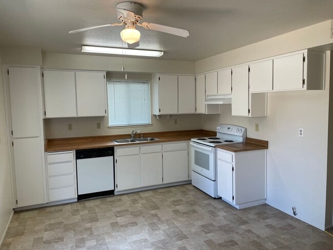 Building Photo - 3 Bedroom 2 Bath available this Summer!